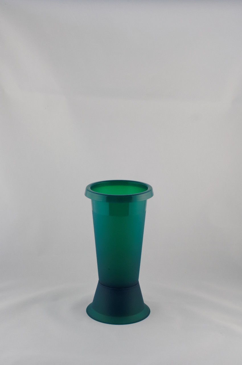 Vaza mica din plastic de culoare verde